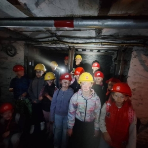 W czwartek uczestnicy półkolonii odwiedzili Sztolnię Królowa Luiza. Dowiedzieli się, jak wygląda oraz jak ciężka i niebezpieczna może być praca górnika.