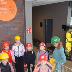 W czwartek uczestnicy półkolonii odwiedzili Sztolnię Królowa Luiza. Dowiedzieli się, jak wygląda oraz jak ciężka i niebezpieczna może być praca górnika.