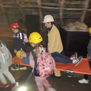 W czwartek uczestnicy półkolonii odwiedzili Sztolnię Królowa Luiza. Dowiedzieli się, jak wygląda oraz jak ciężka i niebezpieczna może być praca górnika.