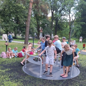 Po kinie dzieci odwiedziły plac zabaw z nakielskim parku.