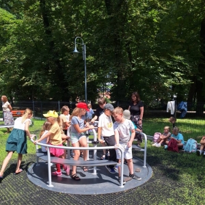 Po kinie dzieci odwiedziły plac zabaw z nakielskim parku.