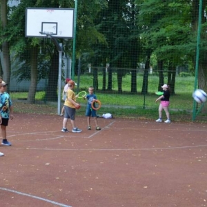 Pierwszy dzień półkolonii – poznanie wychowawców, podział na grupy, zabawy ruchowe, praca plastyczna i wspólna zabawa na boisku.