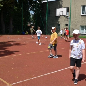Pierwszy dzień półkolonii – poznanie wychowawców, podział na grupy, zabawy ruchowe, praca plastyczna i wspólna zabawa na boisku.