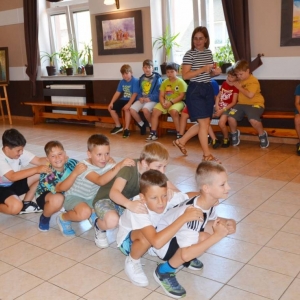 Pierwszy dzień półkolonii – poznanie wychowawców, podział na grupy, zabawy ruchowe, praca plastyczna i wspólna zabawa na boisku.