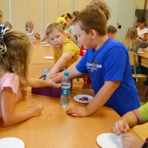 Pierwszy dzień półkolonii – poznanie wychowawców, podział na grupy, zabawy ruchowe, praca plastyczna i wspólna zabawa na boisku.