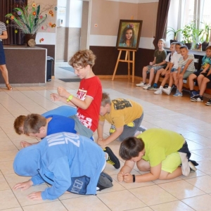 Pierwszy dzień półkolonii – poznanie wychowawców, podział na grupy, zabawy ruchowe, praca plastyczna i wspólna zabawa na boisku.