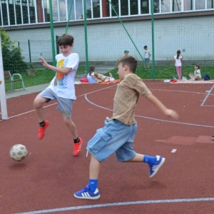 Pierwszy dzień półkolonii – poznanie wychowawców, podział na grupy, zabawy ruchowe, praca plastyczna i wspólna zabawa na boisku.