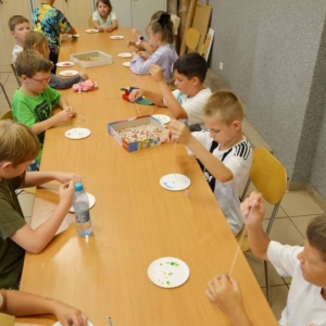 Pierwszy dzień półkolonii – poznanie wychowawców, podział na grupy, zabawy ruchowe, praca plastyczna i wspólna zabawa na boisku.