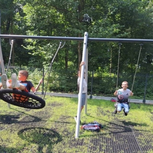 Po kinie dzieci odwiedziły plac zabaw z nakielskim parku.
