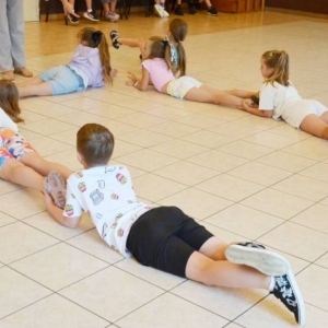 Pierwszy dzień półkolonii – poznanie wychowawców, podział na grupy, zabawy ruchowe, praca plastyczna i wspólna zabawa na boisku.