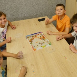 Pierwszy dzień półkolonii – poznanie wychowawców, podział na grupy, zabawy ruchowe, praca plastyczna i wspólna zabawa na boisku.