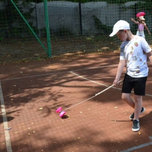 Pierwszy dzień półkolonii – poznanie wychowawców, podział na grupy, zabawy ruchowe, praca plastyczna i wspólna zabawa na boisku.