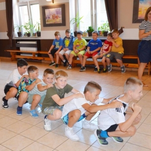 Pierwszy dzień półkolonii – poznanie wychowawców, podział na grupy, zabawy ruchowe, praca plastyczna i wspólna zabawa na boisku.