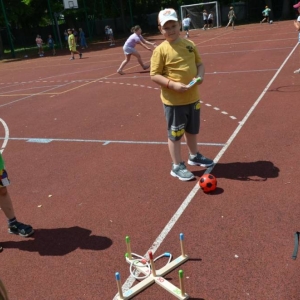 Pierwszy dzień półkolonii – poznanie wychowawców, podział na grupy, zabawy ruchowe, praca plastyczna i wspólna zabawa na boisku.