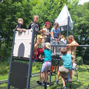 Po kinie dzieci odwiedziły plac zabaw w nakielskim parku