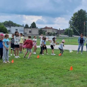 W piątek ostatniego dnia III turnusu dzieci odwiedziły nakielskich Strażaków oraz wzięły udział w zawodach sportowych na ORLE w Nakle Śląskim