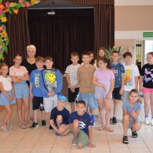 Pierwszy dzień półkolonii – poznanie wychowawców, podział na grupy, zabawy ruchowe, praca plastyczna i wspólna zabawa na boisku.