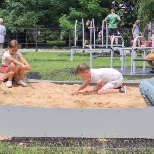 Po kinie dzieci odwiedziły plac zabaw z nakielskim parku.