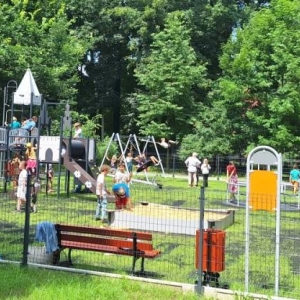 Po kinie dzieci odwiedziły plac zabaw z nakielskim parku.