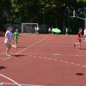 Pierwszy dzień półkolonii – poznanie wychowawców, podział na grupy, zabawy ruchowe, praca plastyczna i wspólna zabawa na boisku.