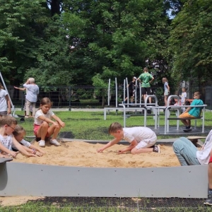 Po kinie dzieci odwiedziły plac zabaw z nakielskim parku.