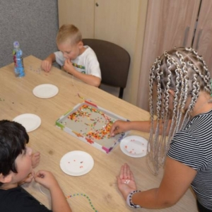 Pierwszy dzień półkolonii – poznanie wychowawców, podział na grupy, zabawy ruchowe, praca plastyczna i wspólna zabawa na boisku.