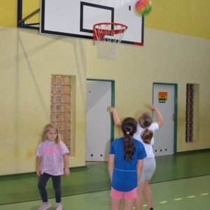 W piątek ostatniego dnia IV turnusu dzieci odwiedziły nakielskich Strażaków oraz wzięły udział w zawodach sportowych w hali sportowe w Nakle Śląskim