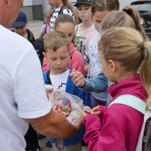 W piątek ostatniego dnia IV turnusu dzieci odwiedziły nakielskich Strażaków oraz wzięły udział w zawodach sportowych w hali sportowe w Nakle Śląskim
