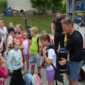 W piątek ostatniego dnia IV turnusu dzieci odwiedziły nakielskich Strażaków oraz wzięły udział w zawodach sportowych w hali sportowe w Nakle Śląskim