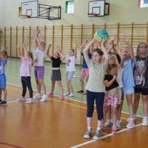 W piątek ostatniego dnia IV turnusu dzieci odwiedziły nakielskich Strażaków oraz wzięły udział w zawodach sportowych w hali sportowe w Nakle Śląskim
