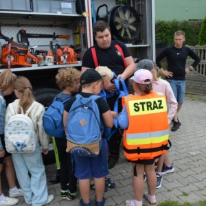 W piątek ostatniego dnia IV turnusu dzieci odwiedziły nakielskich Strażaków oraz wzięły udział w zawodach sportowych w hali sportowe w Nakle Śląskim