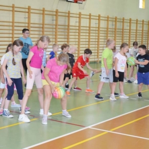 W piątek ostatniego dnia IV turnusu dzieci odwiedziły nakielskich Strażaków oraz wzięły udział w zawodach sportowych w hali sportowe w Nakle Śląskim