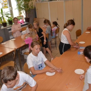 Pierwszy dzień półkolonii – poznanie wychowawców, podział na grupy, zabawy ruchowe, praca plastyczna i wspólna zabawa na boisku.