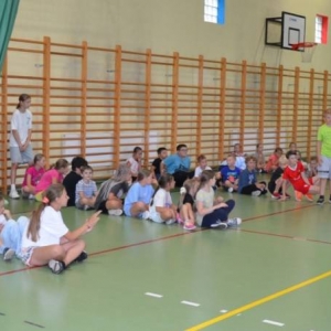 W piątek ostatniego dnia IV turnusu dzieci odwiedziły nakielskich Strażaków oraz wzięły udział w zawodach sportowych w hali sportowe w Nakle Śląskim