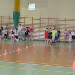 W piątek ostatniego dnia IV turnusu dzieci odwiedziły nakielskich Strażaków oraz wzięły udział w zawodach sportowych w hali sportowe w Nakle Śląskim