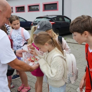 W piątek ostatniego dnia IV turnusu dzieci odwiedziły nakielskich Strażaków oraz wzięły udział w zawodach sportowych w hali sportowe w Nakle Śląskim