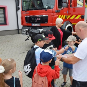 W piątek ostatniego dnia IV turnusu dzieci odwiedziły nakielskich Strażaków oraz wzięły udział w zawodach sportowych w hali sportowe w Nakle Śląskim