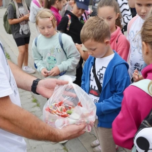 W piątek ostatniego dnia IV turnusu dzieci odwiedziły nakielskich Strażaków oraz wzięły udział w zawodach sportowych w hali sportowe w Nakle Śląskim