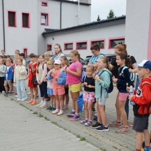W piątek ostatniego dnia IV turnusu dzieci odwiedziły nakielskich Strażaków oraz wzięły udział w zawodach sportowych w hali sportowe w Nakle Śląskim