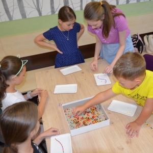 Pierwszy dzień półkolonii – poznanie wychowawców, podział na grupy, zabawy ruchowe, praca plastyczna i wspólna zabawa na boisku.