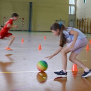 W piątek ostatniego dnia IV turnusu dzieci odwiedziły nakielskich Strażaków oraz wzięły udział w zawodach sportowych w hali sportowe w Nakle Śląskim