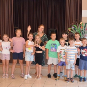 Pierwszy dzień półkolonii – poznanie wychowawców, podział na grupy, zabawy ruchowe, praca plastyczna i wspólna zabawa na boisku.