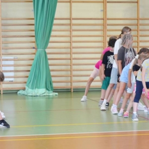 W piątek ostatniego dnia IV turnusu dzieci odwiedziły nakielskich Strażaków oraz wzięły udział w zawodach sportowych w hali sportowe w Nakle Śląskim