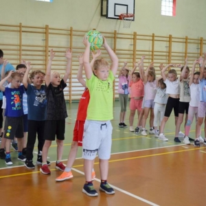 W piątek ostatniego dnia IV turnusu dzieci odwiedziły nakielskich Strażaków oraz wzięły udział w zawodach sportowych w hali sportowe w Nakle Śląskim