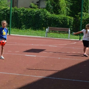 Pierwszy dzień półkolonii – poznanie wychowawców, podział na grupy, zabawy ruchowe, praca plastyczna i wspólna zabawa na boisku.