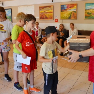 W piątek ostatniego dnia IV turnusu dzieci odwiedziły nakielskich Strażaków oraz wzięły udział w zawodach sportowych w hali sportowe w Nakle Śląskim