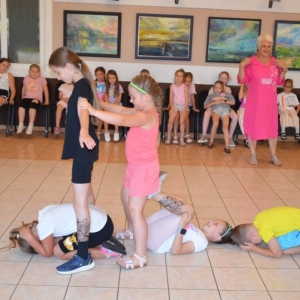 Pierwszy dzień półkolonii – poznanie wychowawców, podział na grupy, zabawy ruchowe, praca plastyczna i wspólna zabawa na boisku.
