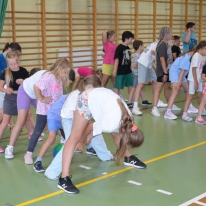 W piątek ostatniego dnia IV turnusu dzieci odwiedziły nakielskich Strażaków oraz wzięły udział w zawodach sportowych w hali sportowe w Nakle Śląskim
