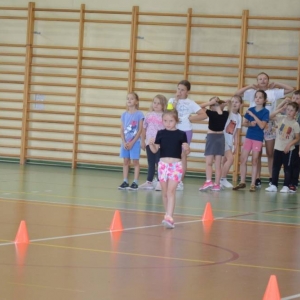 W piątek ostatniego dnia IV turnusu dzieci odwiedziły nakielskich Strażaków oraz wzięły udział w zawodach sportowych w hali sportowe w Nakle Śląskim