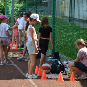 Pierwszy dzień półkolonii – poznanie wychowawców, podział na grupy, zabawy ruchowe, praca plastyczna i wspólna zabawa na boisku.